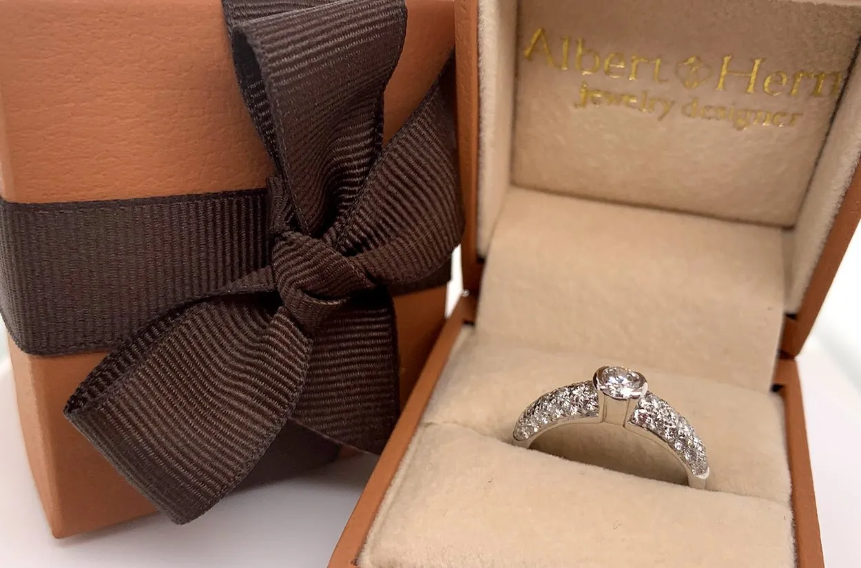 Ring Vintage Engagement 18kt White Gold & Diamonds