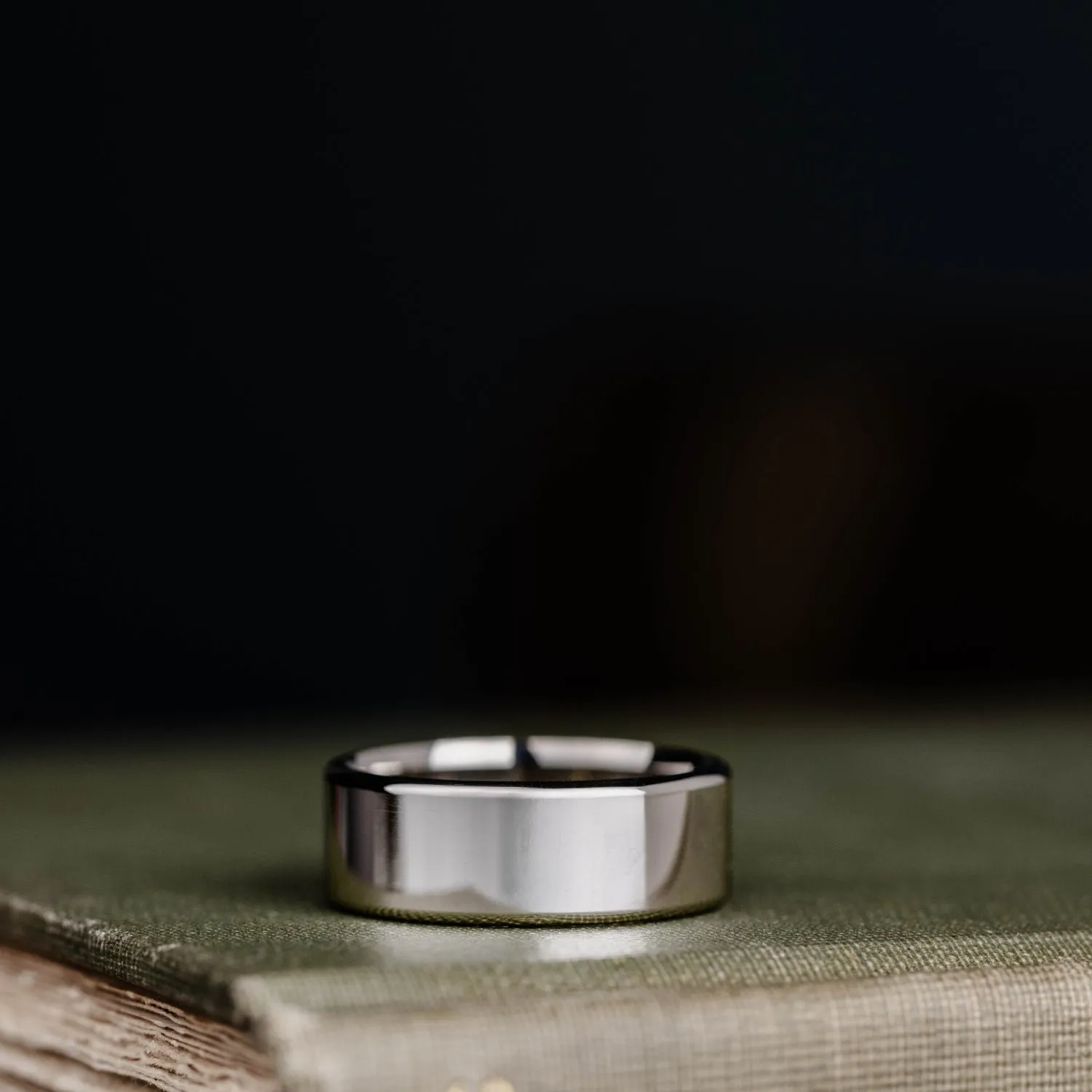 The Architect | 7mm & 8mm Men's Classic White Gold Wedding Band